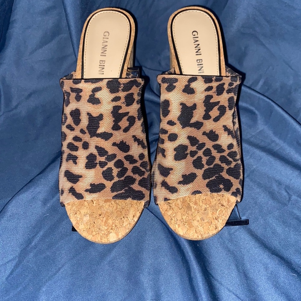 NWOT- Gianni Bini cheetah print slide sandals with 3” cork heels- size 6 M